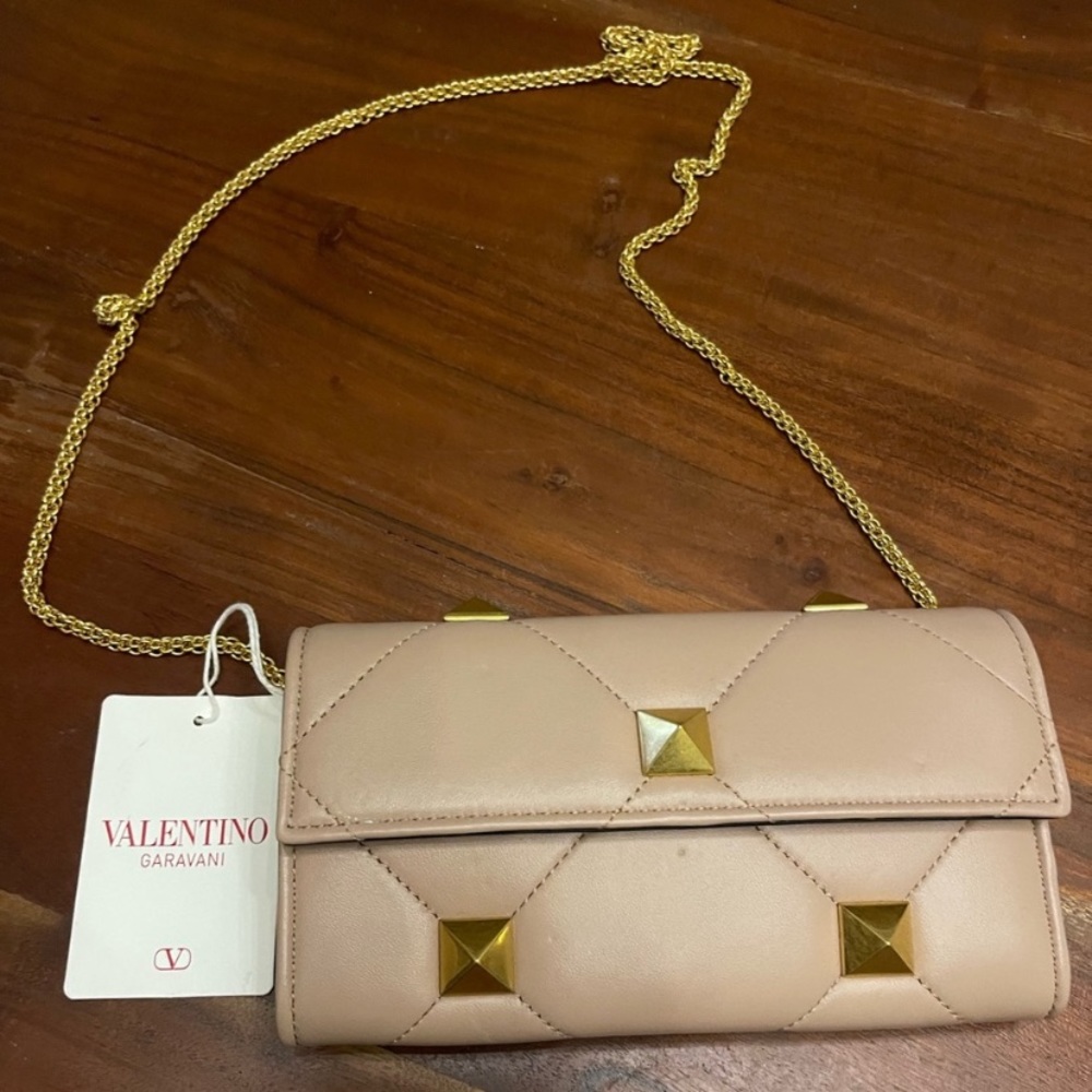 NEW‼️ Valentino Garavani - Picture 6 of 17